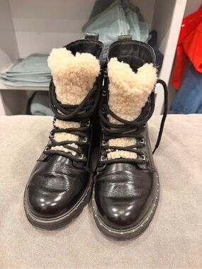 Sorel Womens Black Leather Lace-Up Boots with Cream Shearling Tongue